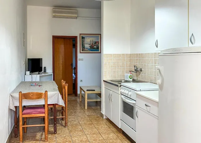 2 Bedroom Awesome In Rab Apartman *